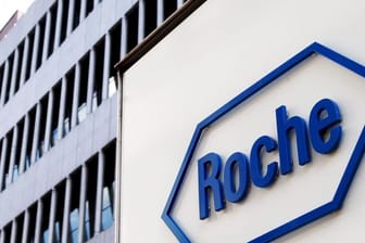 Das Logo des Pharmakonzern Roche an einem Gebäude des Unternehmens in Basel.