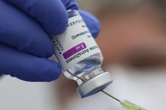 Eine Spritze mit dem Corona Impfstoff AstraZeneca wird aufgezogen (Symbolbild): Bürgerinnen und Bürger Hessens wollen sich nicht mit dem Astrazeneca-Impfstoff impfen lassen.