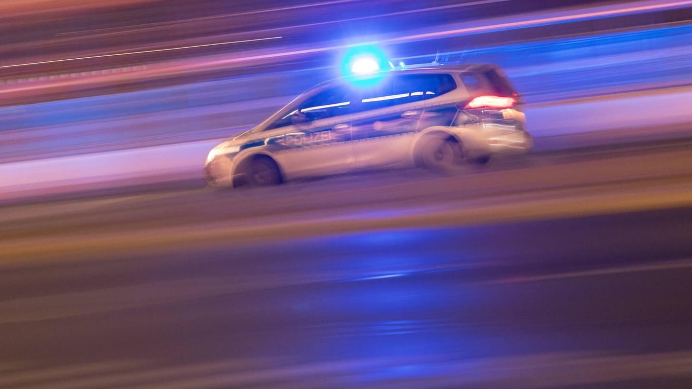 Ein Einsatzwagen der Polizei rast über die Berliner Stadtautobahn (Symbolbild): Am Rathenauplatz verlor der Verdächtige die Kontrolle über sein Auto und floh zu Fuß weiter.