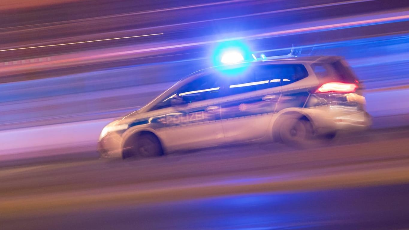 Ein Einsatzwagen der Polizei rast über die Berliner Stadtautobahn (Symbolbild): Am Rathenauplatz verlor der Verdächtige die Kontrolle über sein Auto und floh zu Fuß weiter.