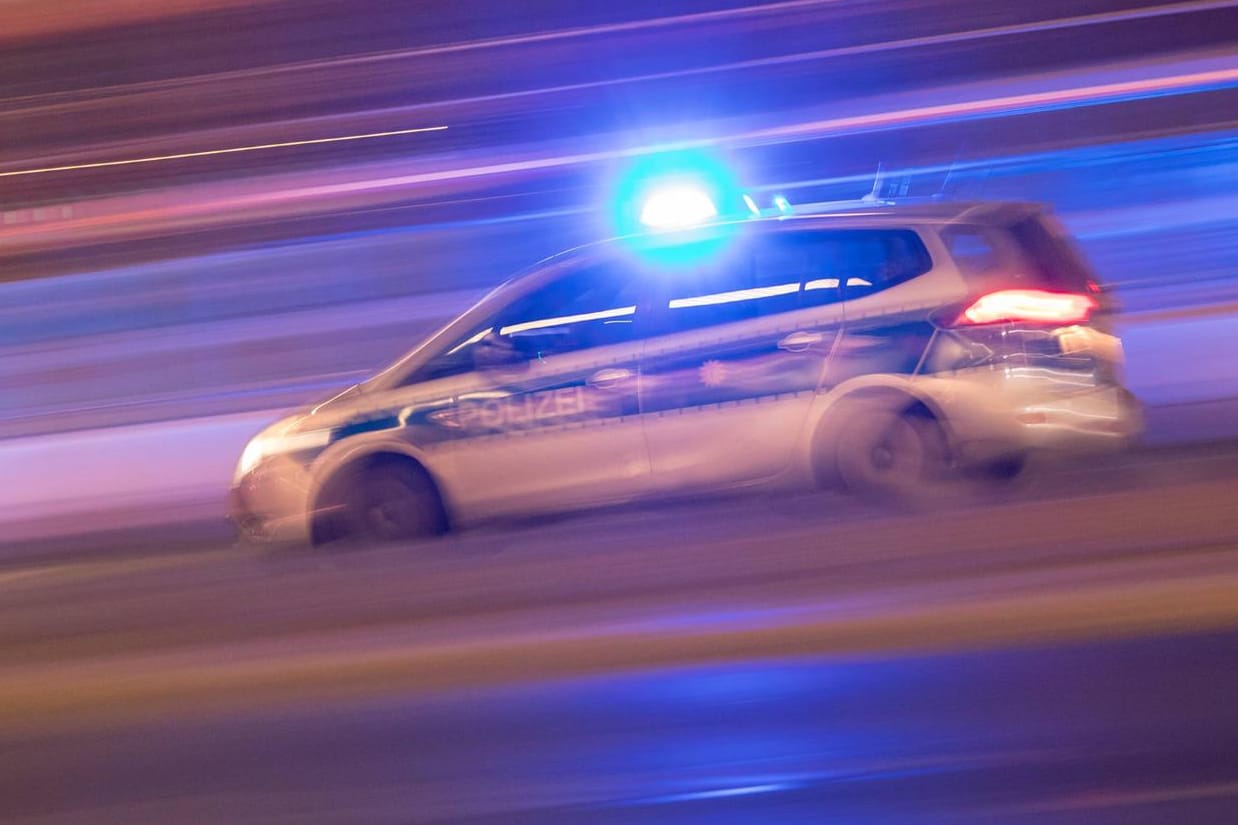 Ein Einsatzwagen der Polizei rast über die Berliner Stadtautobahn (Symbolbild): Am Rathenauplatz verlor der Verdächtige die Kontrolle über sein Auto und floh zu Fuß weiter.