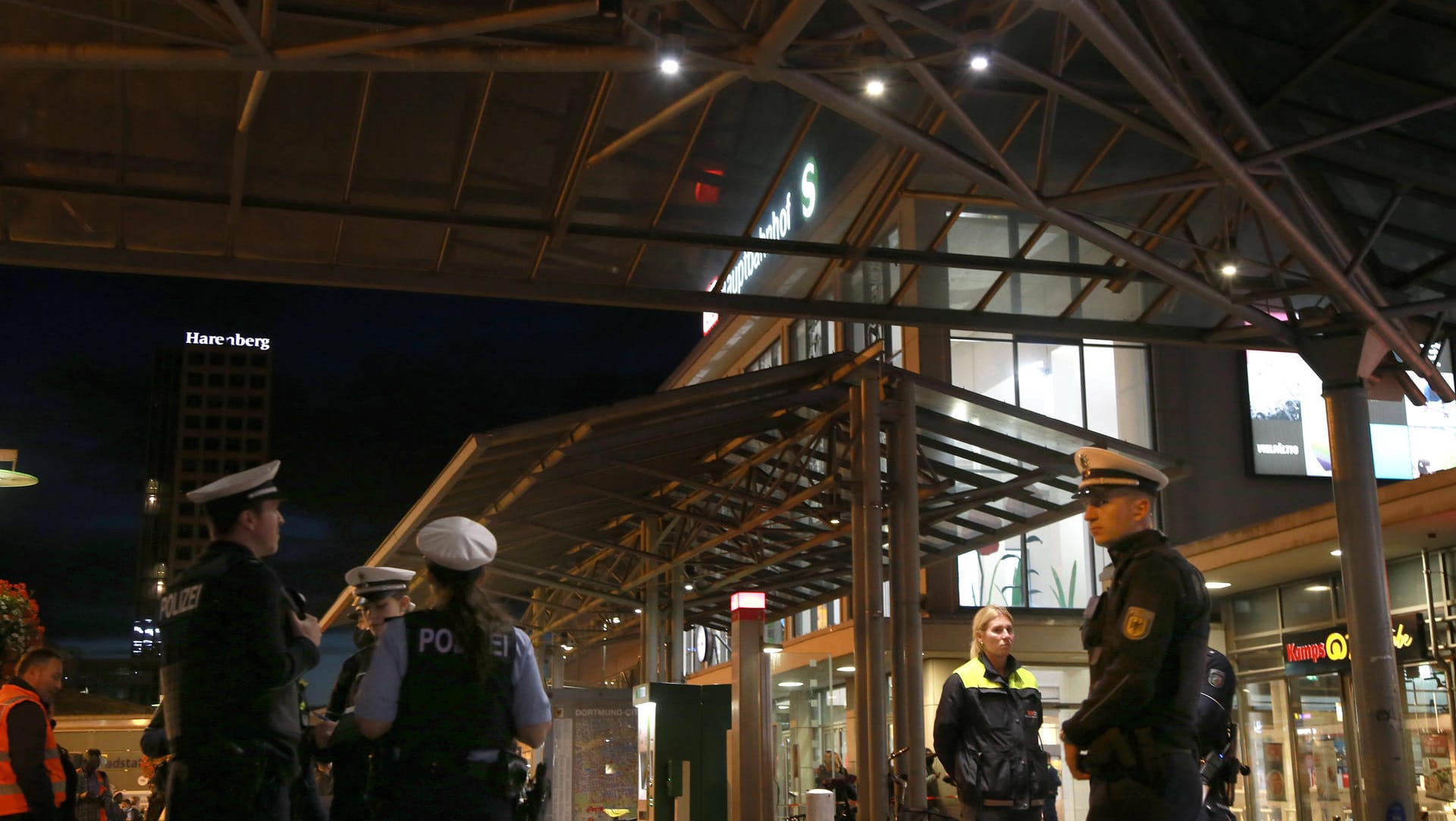 Polizei am Dortmunder Hauptbahnhof (Archivbild): Beamte haben dort einen mit Haftbefehl gesuchten Mann festgenommen. Polizei am Dortmunder Hauptbahnhof (Archivbild): Beamte haben dort einen mit Haftbefehl gesuchten Mann festgenommen.
