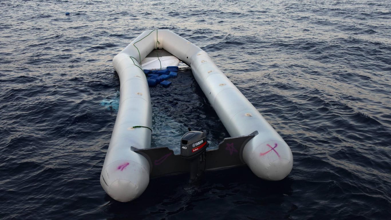 Flüchtlingsboot vor der Küste Libyens: Illegale Schlepperbanden nutzen häufig völlig ungeeignete Boote, um Flüchtlinge über das Meer zu bringen.