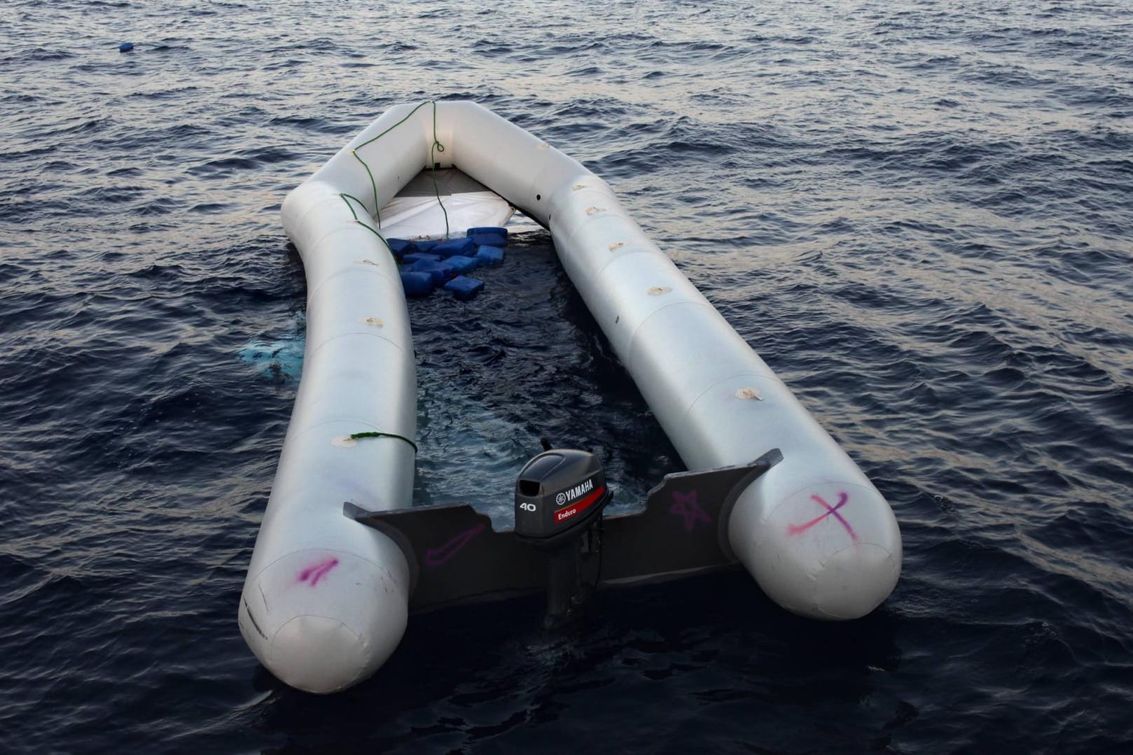 Flüchtlingsboot vor der Küste Libyens: Illegale Schlepperbanden nutzen häufig völlig ungeeignete Boote, um Flüchtlinge über das Meer zu bringen.