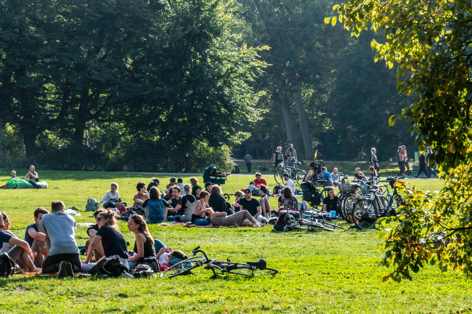 Menschen sitzen in einem Park (Symbolbild): In Karlsruhe hat die Polizei mehrere Verstöße gegen die Corona-Regeln festgestellt.