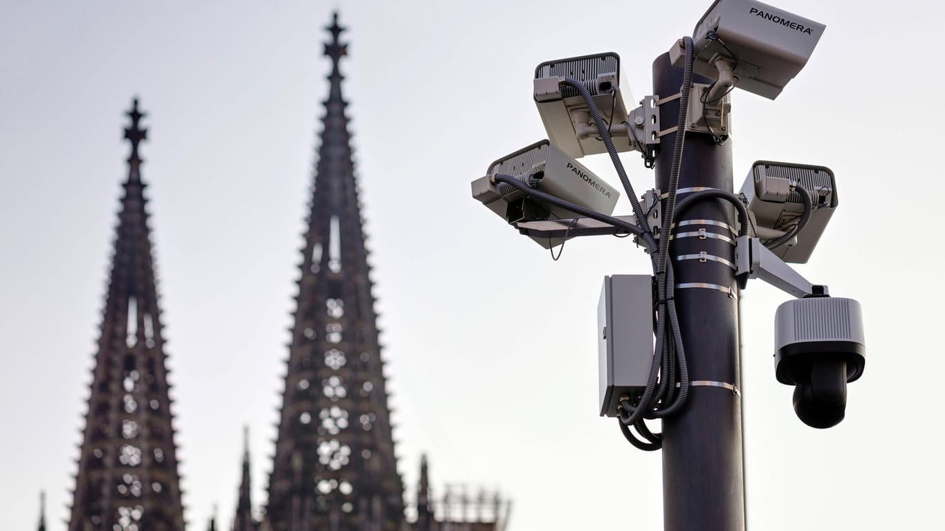 Überwachungskameras in der Nähe des Kölner Doms (Symbolbild): Mittels Videoüberwachung hat die Polizei Köln einen Mann gestellt, der eine Frau betäubt und beraubt haben soll.