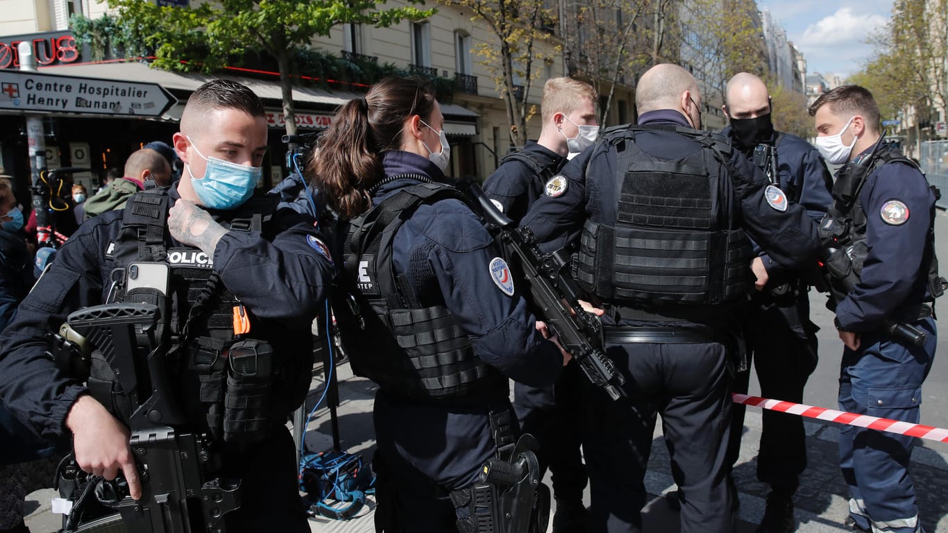 Polizeibeamte in Paris: Der Täter flüchtete vermutlich auf einem Motorrad.