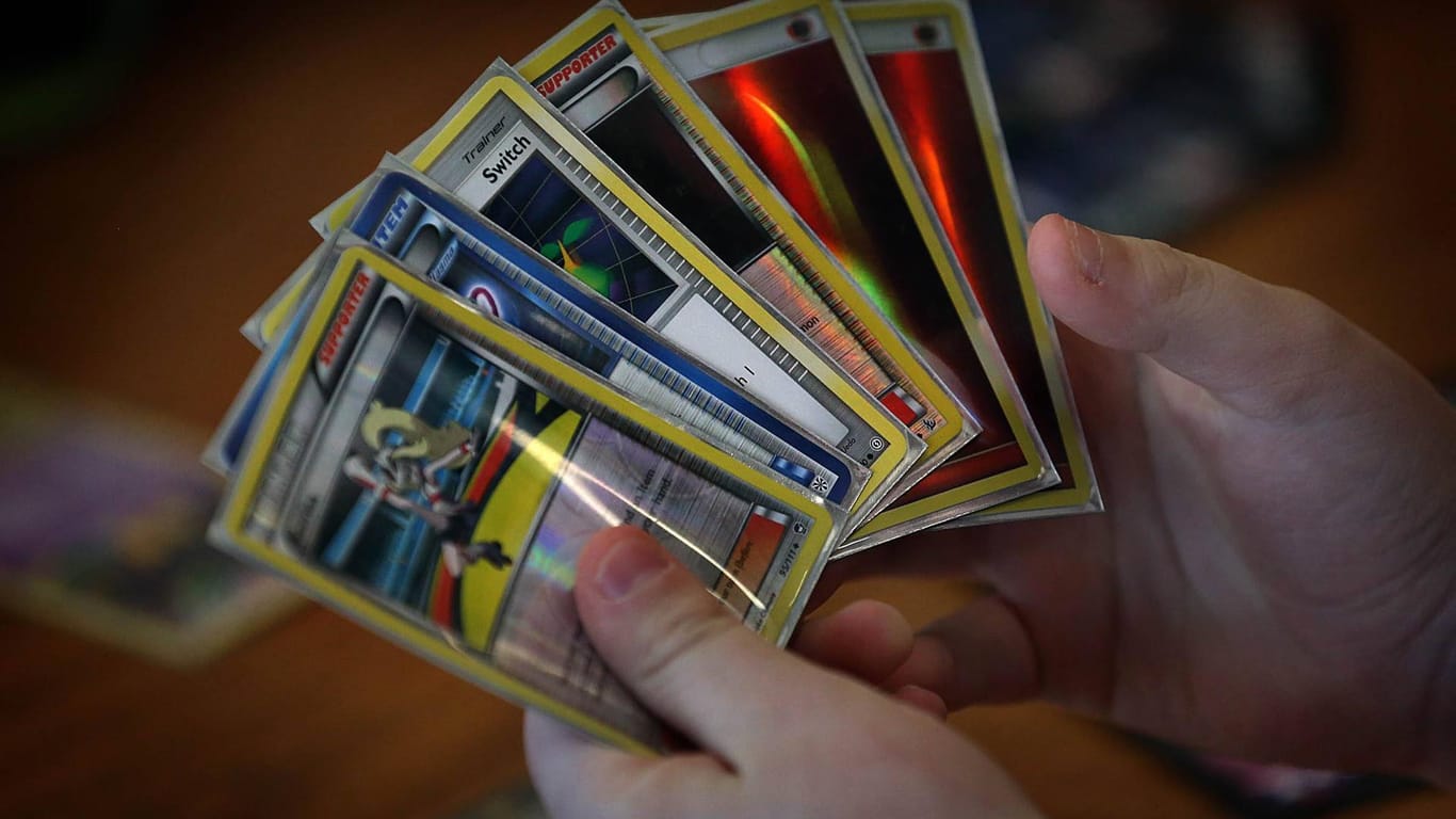 Pokémon-Sammelkarten (Symbolbild): Ein 75-Jähriger wurde überfallen, weil er einem Trio derartige Karten schulden soll.