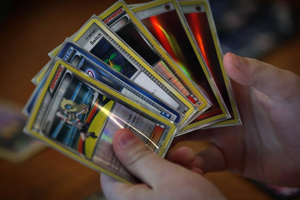 Pokémon-Sammelkarten (Symbolbild): Ein 75-Jähriger wurde überfallen, weil er einem Trio derartige Karten schulden soll.