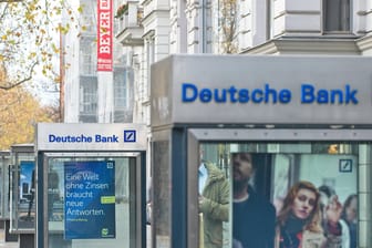 Werbung für die Deutsche Bank in Berlin: Das Kreditinstitut muss sparen.