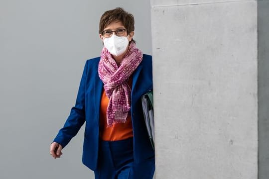 Verteidigungsministerin Annegret Kramp-Karrenbauer (CDU) kommt zur Sondersitzung des Verteidigungsausschusses zur Reform des Kommandos Spezialkräfte (KSK) der Bundeswehr.