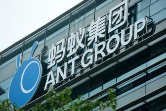Die Alibaba-Finanzsparte Ant Group muss sich künftig als Finanzholding neu aufstellen und strengere Auflagen wie eine Bank erfüllen.