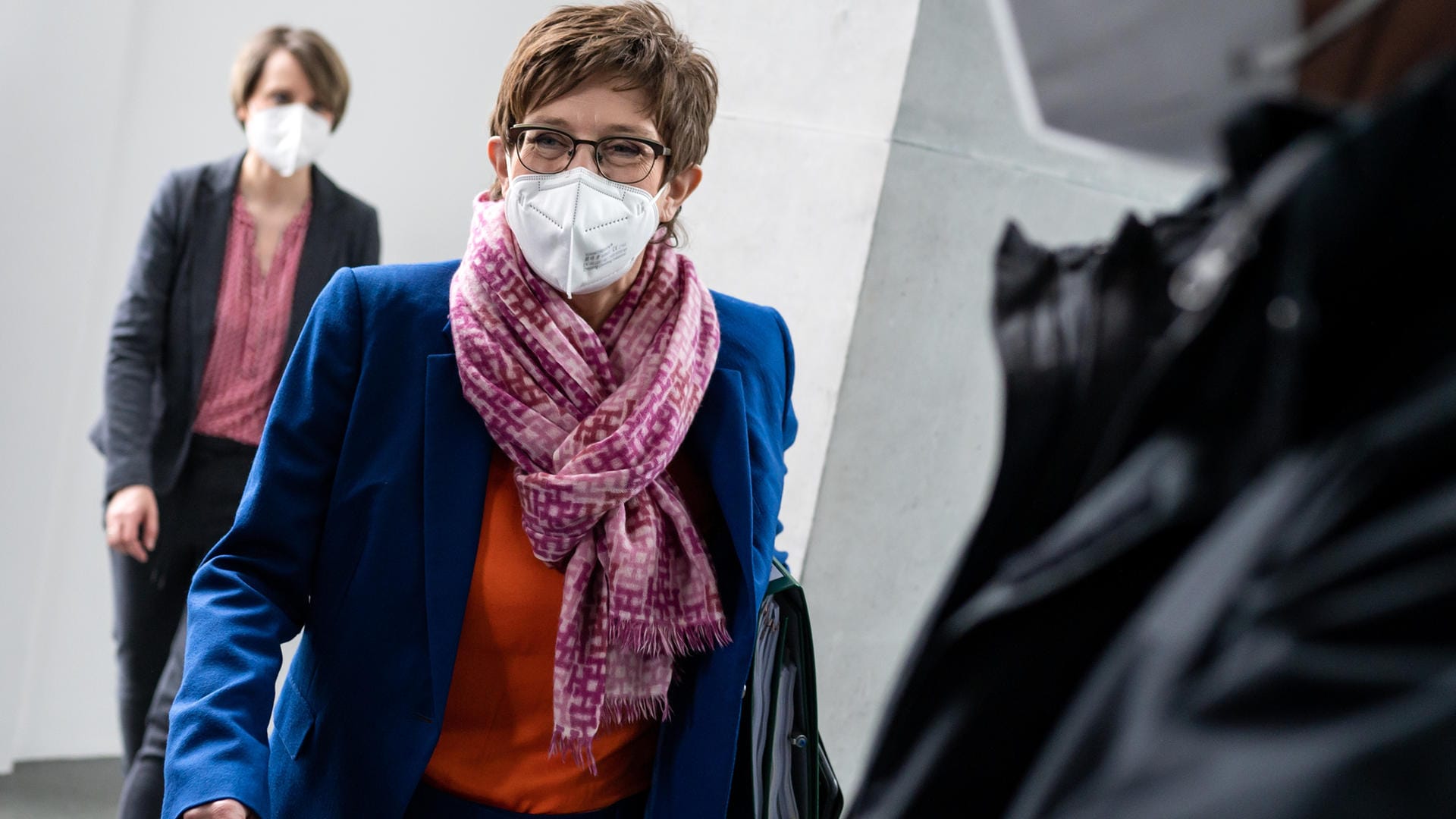 Annegret Kramp-Karrenbauer (CDU), Verteidigungsministerin: Sie gibt an, erst von Medienberichten davon erfahren zu haben.