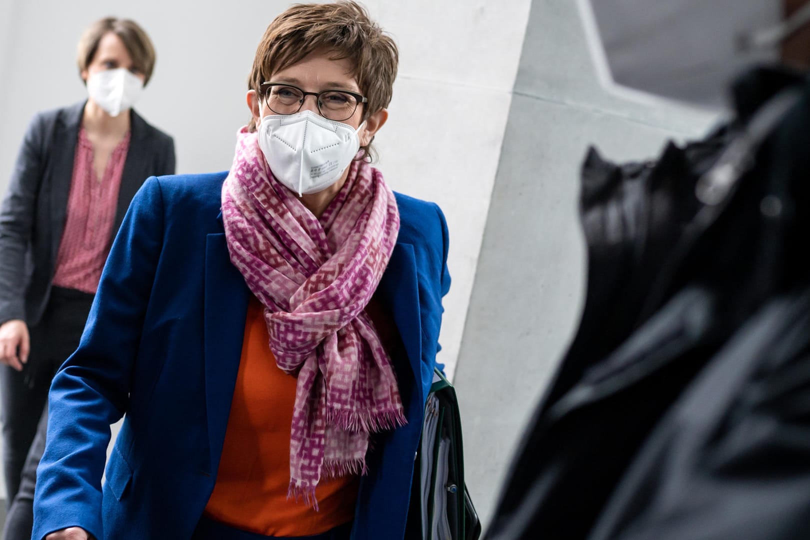 Annegret Kramp-Karrenbauer (CDU), Verteidigungsministerin: Sie gibt an, erst von Medienberichten davon erfahren zu haben.