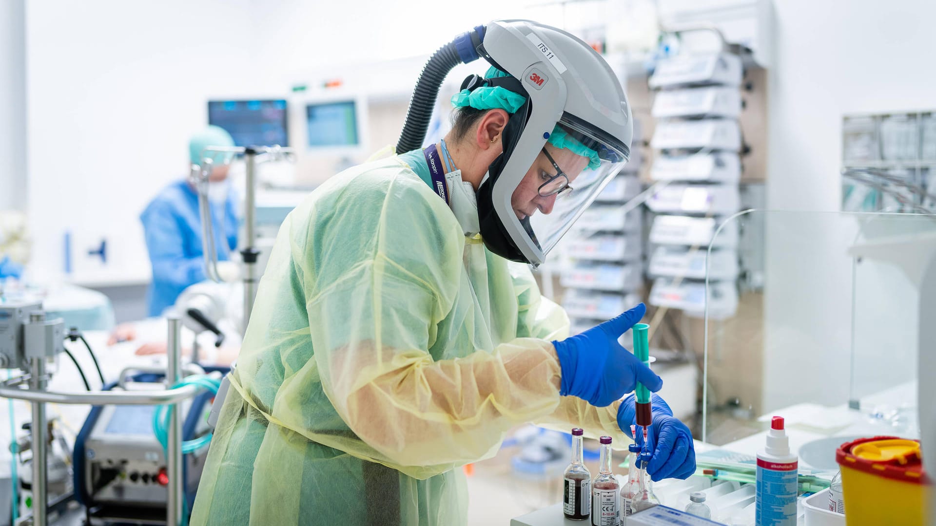 Personal in einer Corona-Intensivstation (Symbolbild): Der Kölner Intensivmediziner Bernd Böttiger warnt vor einer Überlastung der Kliniken.