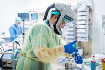 Personal in einer Corona-Intensivstation (Symbolbild): Der Kölner Intensivmediziner Bernd Böttiger warnt vor einer Überlastung der Kliniken.