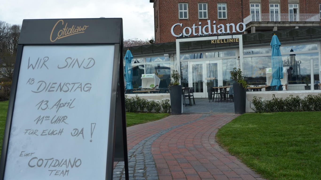 Ein Schild mit dem Hinweis auf die Öffnung am 13. April steht vor dem Cotidiano in Kiel: Viele Gastronomen in Kiel wollen wärmere Temperaturen abwarten, bevor sie wieder öffnen.