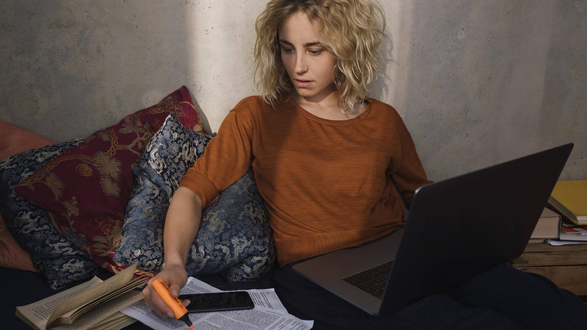 Studentin Zuhause vor ihrem Laptop: Das WG-Zimmer ist gerade für viele Mensa, Hörsaal und Bibliothek in einem (Symbolbild). Studentin Zuhause vor ihrem Laptop: Das WG-Zimmer ist gerade für viele Mensa, Hörsaal und Bibliothek in einem (Symbolbild).