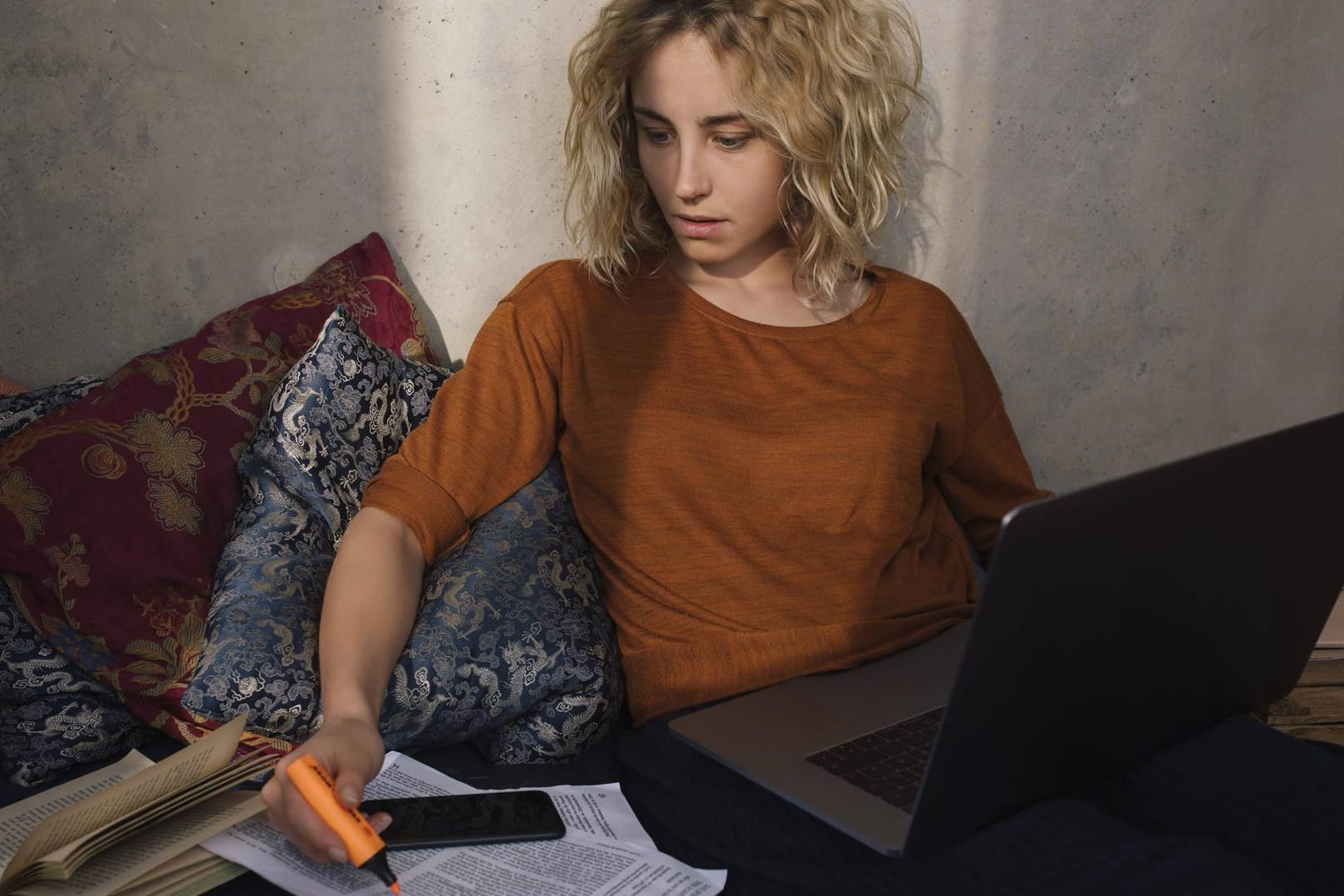 Studentin Zuhause vor ihrem Laptop: Das WG-Zimmer ist gerade für viele Mensa, Hörsaal und Bibliothek in einem (Symbolbild).