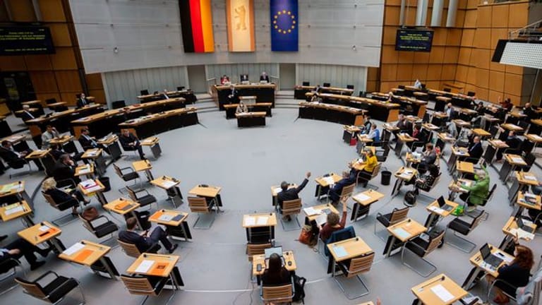 Blick ins Berliner Abgeordnetenhaus: Die vom Bund geplanten Ausgangssperren ab einer Inzidenz von 100 stoßen im Berliner Abgeordnetenhaus auf breite Ablehnung.