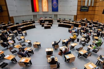 Blick ins Berliner Abgeordnetenhaus: Die vom Bund geplanten Ausgangssperren ab einer Inzidenz von 100 stoßen im Berliner Abgeordnetenhaus auf breite Ablehnung.