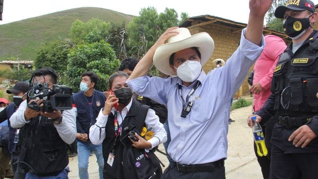 Bei der Präsidentenwahl in Peru liegt der Linkskandidat Pedro Castillo überraschend vorne. Bei der Präsidentenwahl in Peru liegt der Linkskandidat Pedro Castillo überraschend vorne.