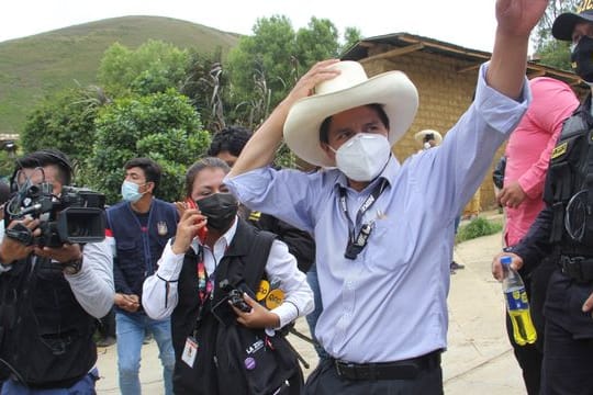 Bei der Präsidentenwahl in Peru liegt der Linkskandidat Pedro Castillo überraschend vorne.