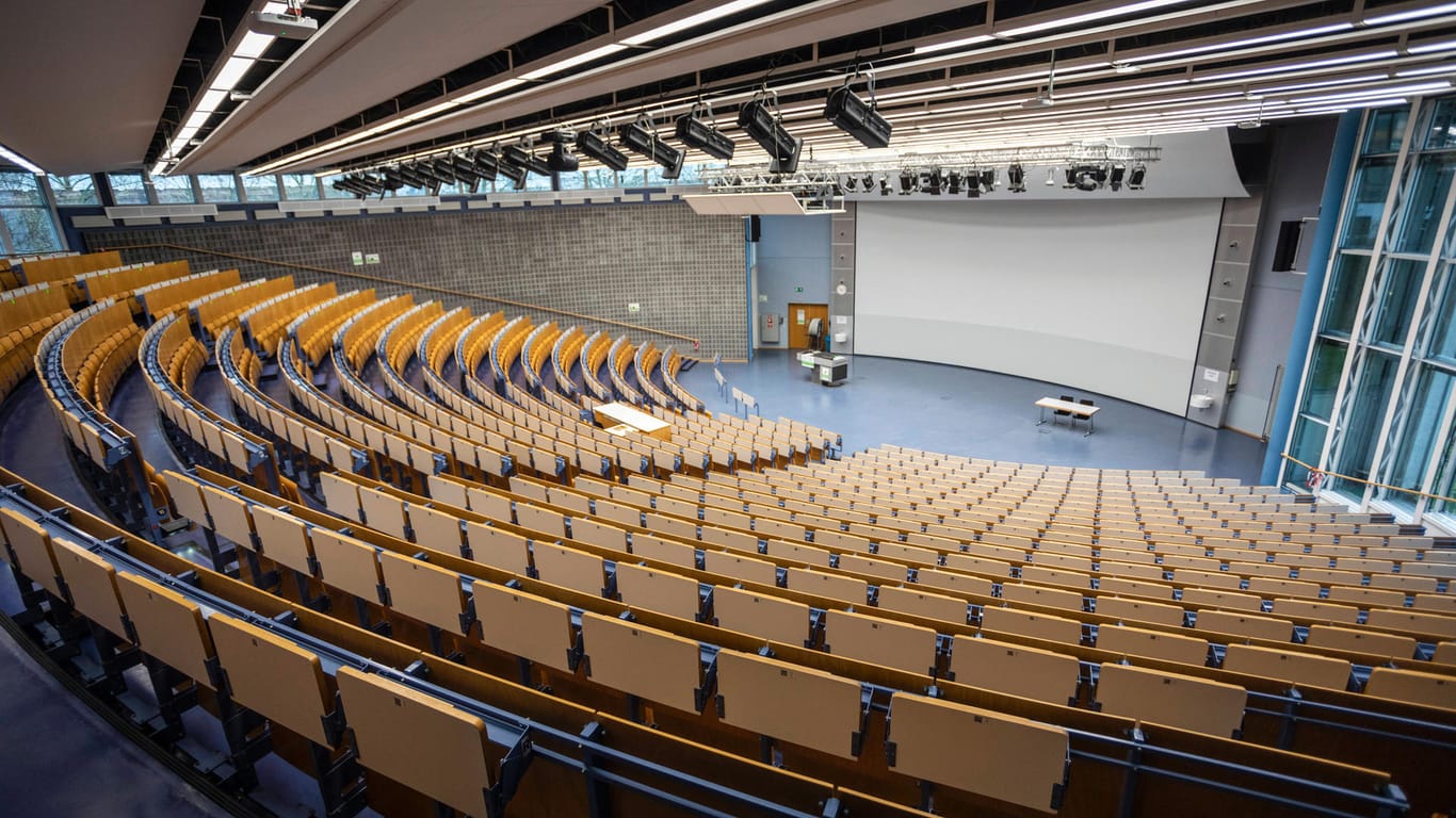Audimax der Technischen Universität Dortmund: Viele Studierende starten wieder in ein digitales Semester (Symbolbild).