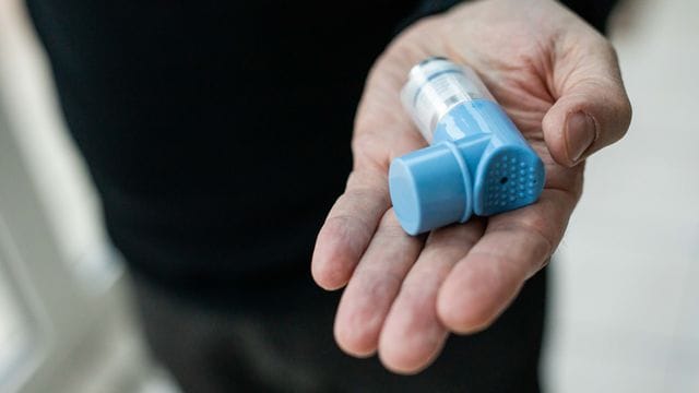 Experten beurteilen die Ergebnisse einer aktuellen Studie zur Einnahme eines Asthma-Sprays bei Covid-19 als vielversprechend.