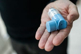 Experten beurteilen die Ergebnisse einer aktuellen Studie zur Einnahme eines Asthma-Sprays bei Covid-19 als vielversprechend.