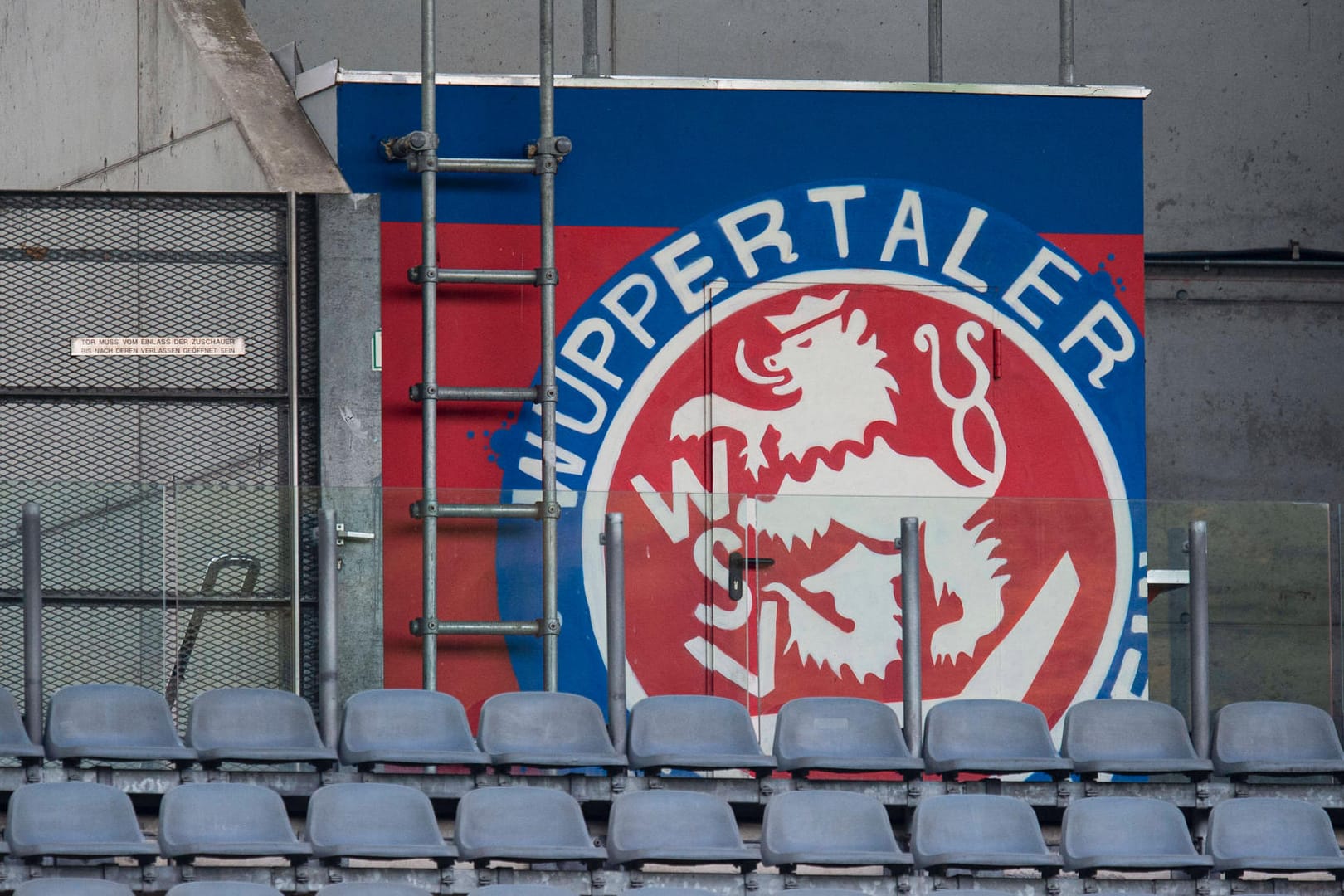 17.10.2020 - Fußball, 2020/2021, RegionDas Wappen des Wuppertaler SV im Stadion (Archivbild): Prominente Wuppertaler haben einen Förderverein für den WSV gegründet.alliga West, 9. Spieltag, Wuppertaler SV - SV Rödinghausen: Feature WSV, Wupperta