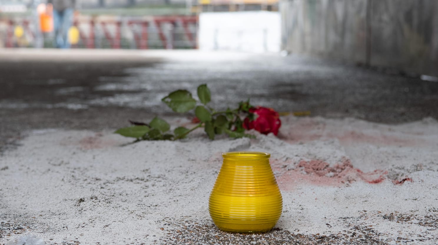 Eine Rose und eine Kerze wurden in der Unterführung zum Monbijoupark im Bezirk Mitte abgelegt (Archivbild): Ein 13-jähriger Junge war hier in der Nacht bei dem Streit tödlich verletzt worden. Nun hat der Prozess gegen einen 41-Jährigen begonnen. Eine Rose und eine Kerze wurden in der Unterführung zum Monbijoupark im Bezirk Mitte abgelegt (Archivbild): Ein 13-jähriger Junge war hier in der Nacht bei dem Streit tödlich verletzt worden. Nun hat der Prozess gegen einen 41-Jährigen begonnen.