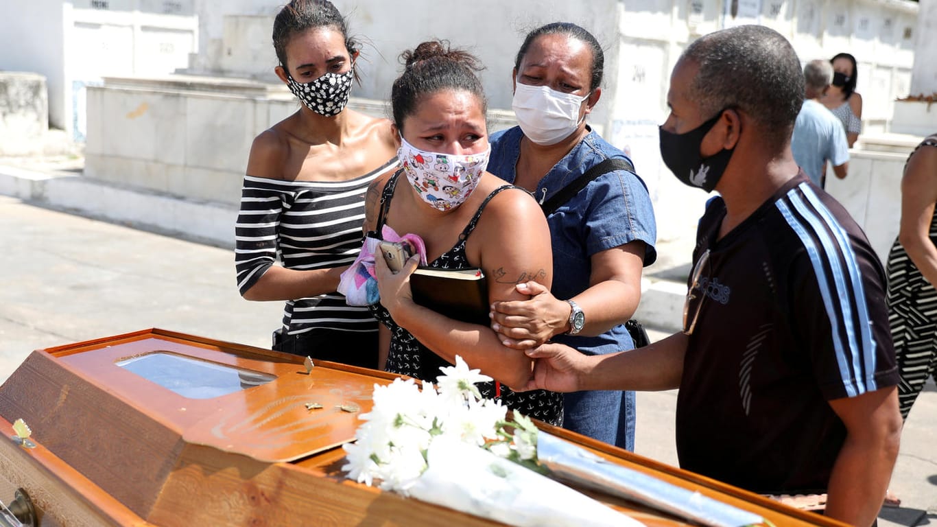 Angehörige trauern um einen Corona-Verstorbenen: Brasilien vermeldete in den letzten Wochen immer neue Rekordzahlen bei den Todesfällen nach einer Covid-Infektion.