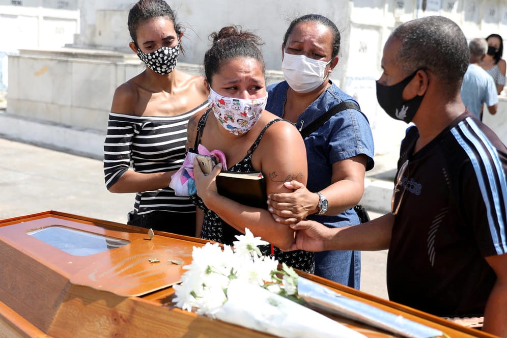 Angehörige trauern um einen Corona-Verstorbenen: Brasilien vermeldete in den letzten Wochen immer neue Rekordzahlen bei den Todesfällen nach einer Covid-Infektion.
