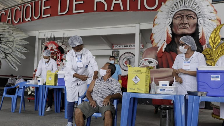 Impfaktion in Rio: Hier wird der Wirkstoff des chinesischen Herstellers Sinovac verimpft.