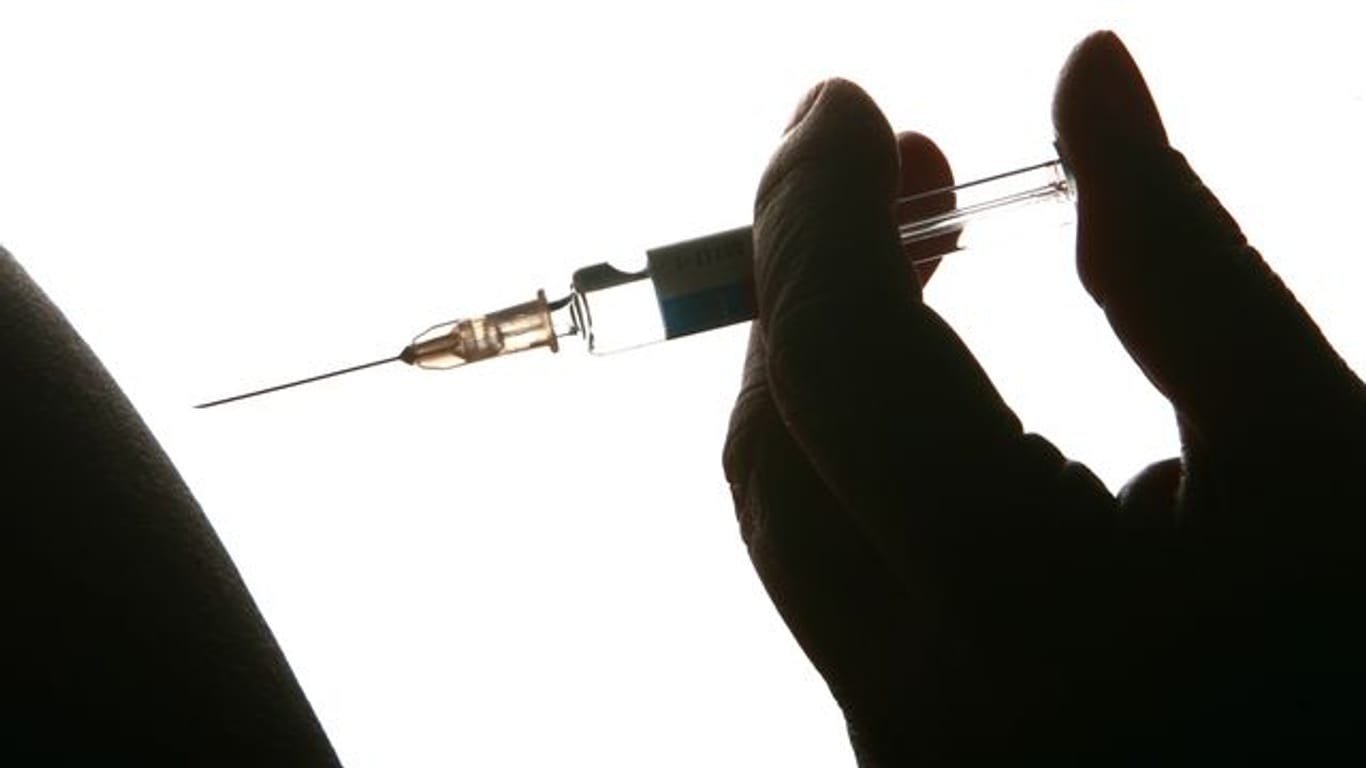 Eine Impfung wird in einer Arztpraxis vorbereitet (Symbolbild): In Baden-Württemberg gelten künftig Ausnahmeregelungen für vollständig Geimpfte.