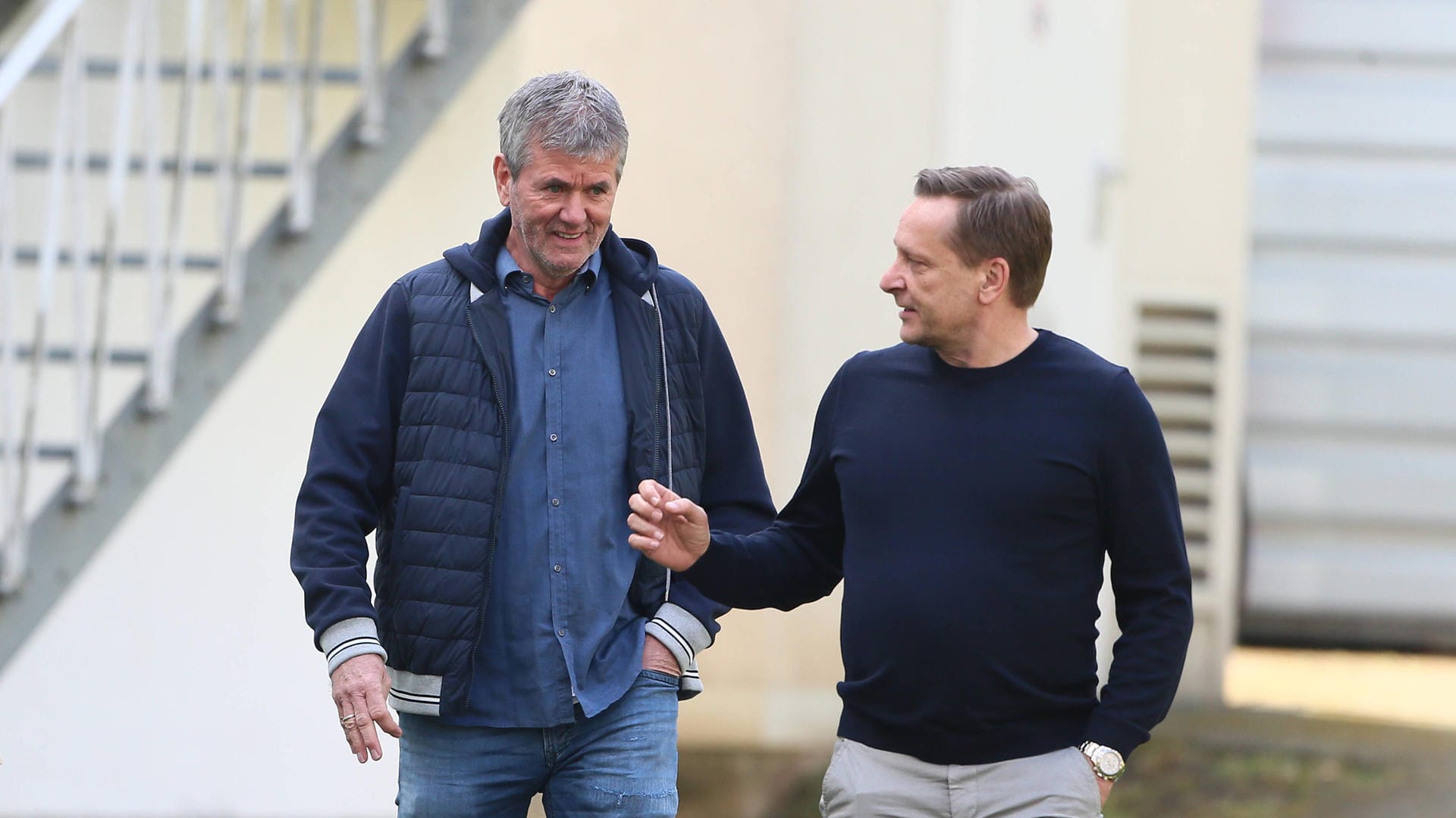 Friedhelm Funkel und Horst Heldt unterhalten sich: Funkel wurde als neuer Trainer des 1.FC Köln vorgestellt.