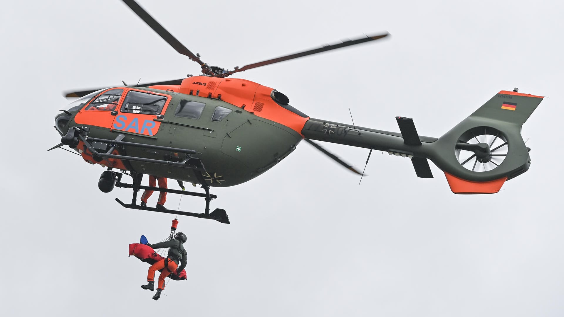 Neuer Such- und Rettungshubschrauber der Bundeswehr vom Typ H145 LUH SAR: Er soll den "Teppichklopfer" ablösen.