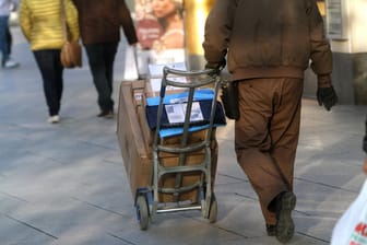 Ein Paketbote (Symbolbild): In der Region Leipzig soll ein Paketbote Ware gestohlen haben.