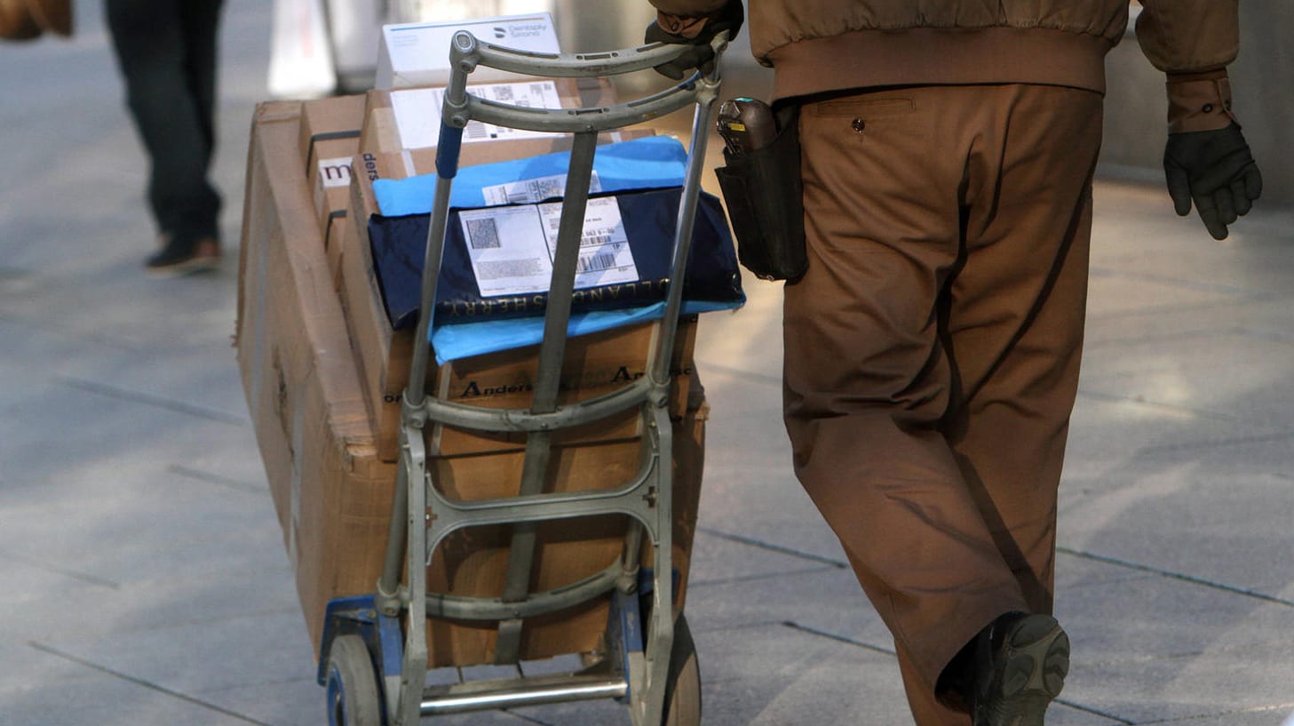 Ein Paketbote (Symbolbild): In der Region Leipzig soll ein Paketbote Ware gestohlen haben.