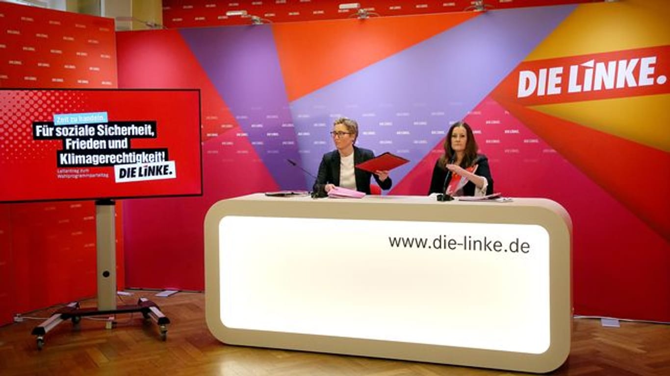 Susanne Hennig-Wellsow (l) und Janine Wissler, beide Vorsitzende der Linken, stellen auf einer Pressekonferenz einen Entwurf des Wahlprogramms der Linken zur Bundestagswahl 2021 vor.