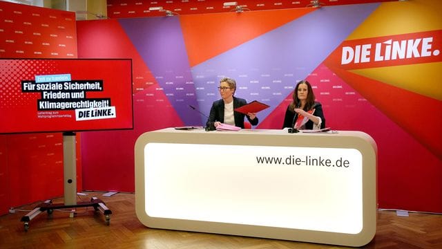 Susanne Hennig-Wellsow (l) und Janine Wissler, beide Vorsitzende der Linken, stellen auf einer Pressekonferenz einen Entwurf des Wahlprogramms der Linken zur Bundestagswahl 2021 vor. Susanne Hennig-Wellsow (l) und Janine Wissler, beide Vorsitzende der Linken, stellen auf einer Pressekonferenz einen Entwurf des Wahlprogramms der Linken zur Bundestagswahl 2021 vor.