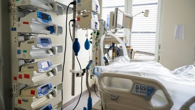 In einem Zimmer der Intensivstation steht ein freies Bett, mit der Ausrüstung die für die Behandlung von Corona-Patienten benötigt wird (Symbolbild): Im restlichen NRW ist die Lage etwas entspannter als in Köln.