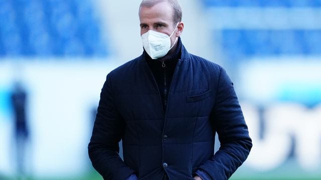 Verzichtet auf Andrej Kramaric in der Startelf gegen Bayer Leverkusen: Hoffenheims Trainer Sebastian Hoeneß kommt im Stadion an. Verzichtet auf Andrej Kramaric in der Startelf gegen Bayer Leverkusen: Hoffenheims Trainer Sebastian Hoeneß kommt im Stadion an.