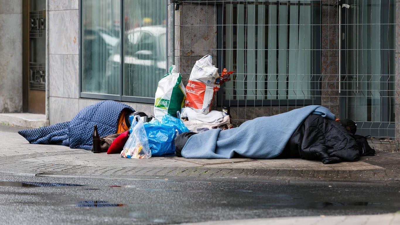Obdachlose schlafen auf der Straße in Köln (Archivbild): Ein Schlafplatz eines auf der Straße lebenden Mannes ist abgebrannt.