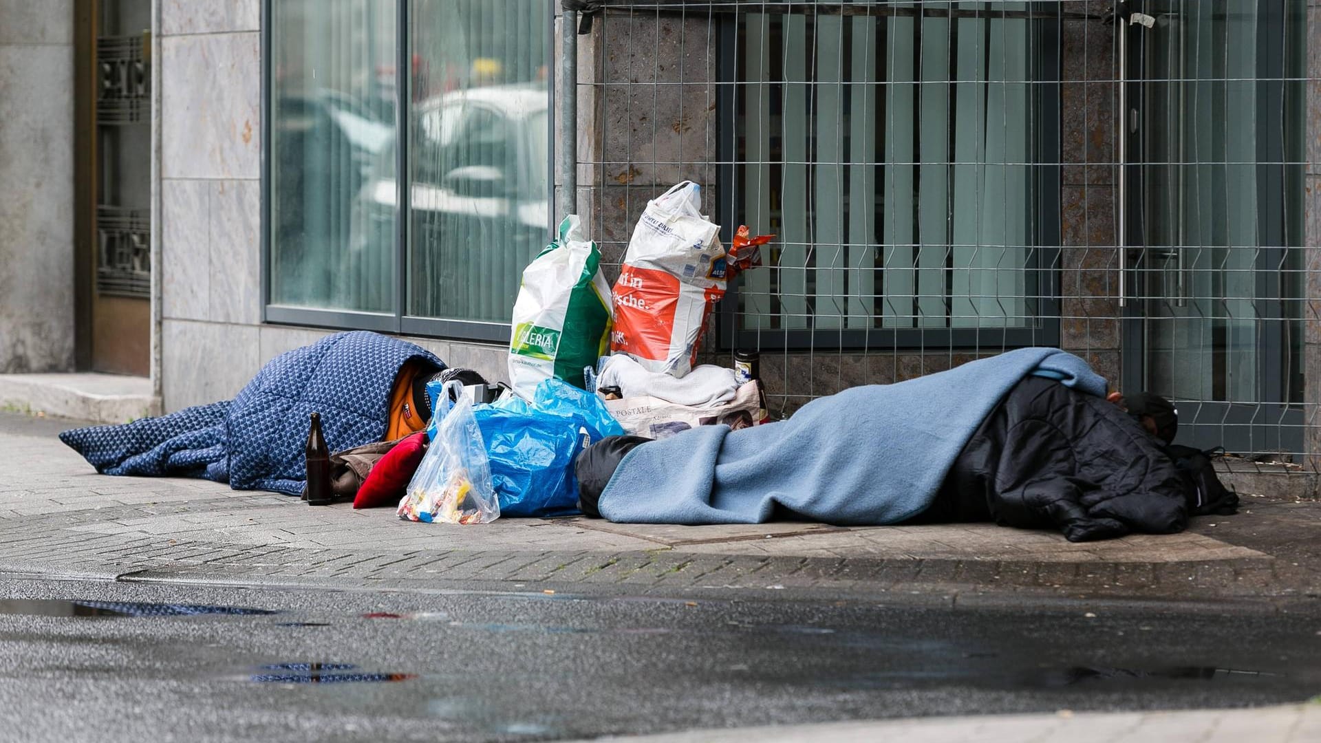 Obdachlose schlafen auf der Straße in Köln (Archivbild): Ein Schlafplatz eines auf der Straße lebenden Mannes ist abgebrannt. Obdachlose schlafen auf der Straße in Köln (Archivbild): Ein Schlafplatz eines auf der Straße lebenden Mannes ist abgebrannt.