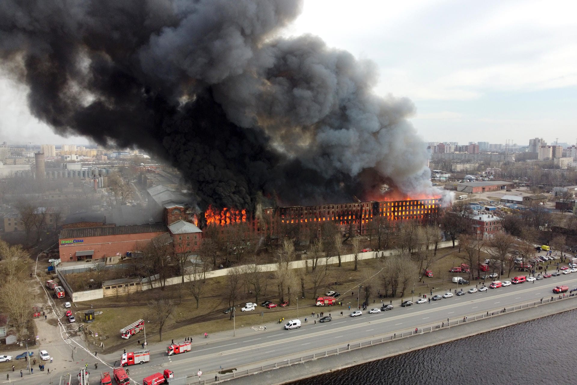 Die ehemalige Textilfabrik in St. Petersburg stand vollständig in Flammen: Der Rauch des Feuers war kilometerweit zu sehen.