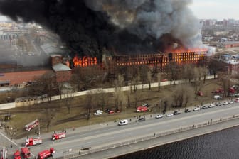 Die ehemalige Textilfabrik in St. Petersburg stand vollständig in Flammen: Der Rauch des Feuers war kilometerweit zu sehen.