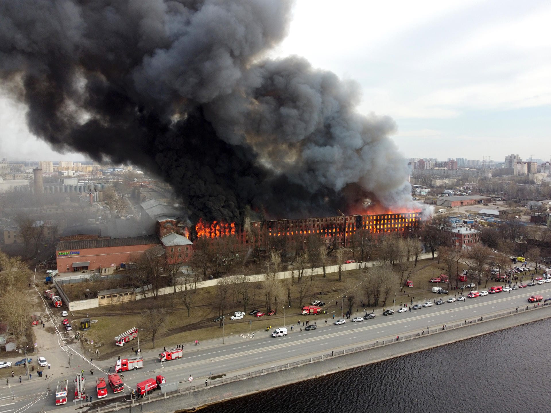 Die ehemalige Textilfabrik in St. Petersburg stand vollständig in Flammen: Der Rauch des Feuers war kilometerweit zu sehen.