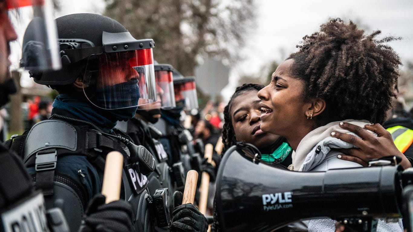 Proteste in Minnesota nach dem Tod des jungen Afroamerikaners Daunte Wright: Es kam zu Auseinandersetzungen zwischen Demonstranten und Polizei. Biden ruft zur Ruhe auf.